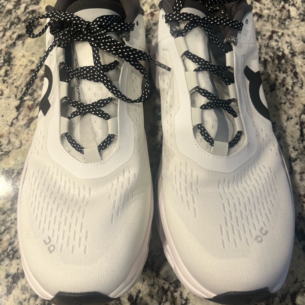 On Cloud Running White Cloud Monster (Like New) only worn once